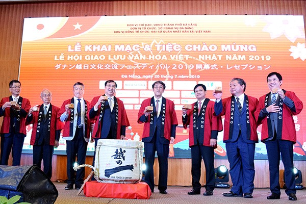 Lãnh đạo TP Đà Nẵng tham dự khai mạc Lễ hội giao lưu văn hóa Việt Nam năm 2019, trước khi xảy ra dịch COVID-19 Lãnh đạo TP Đà Nẵng tham dự khai mạc Lễ hội giao lưu văn hóa Việt Nam năm 2019, trước khi xảy ra dịch COVID-19