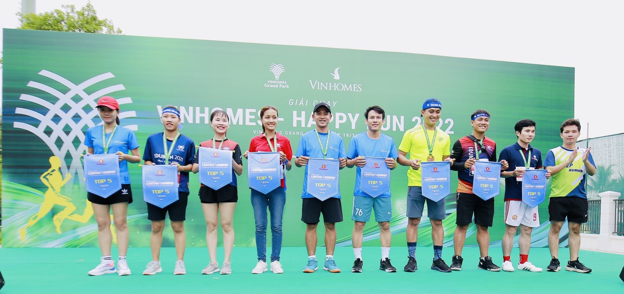 Các vận động viên cùng nhau chia sẻ khoảnh khắc chiến thắng.