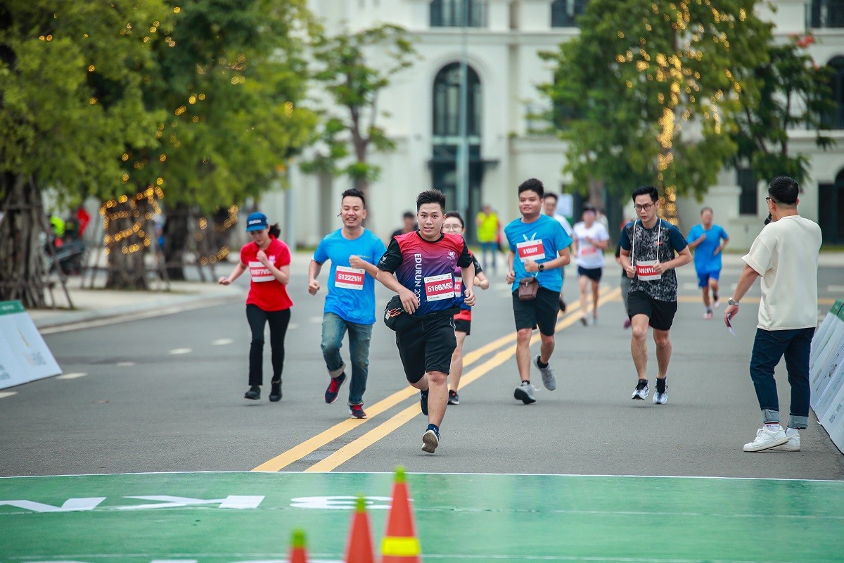 Các vận động viên hăng hái chạy trên tuyến đường nội khu Vinhomes Grand Park.