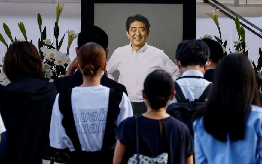 Người dân đặt hoa viếng cựu Thủ tướng Abe Shinzo tại đền Zojoji sáng sớm 12/7. Ảnh: Reuters Người dân đặt hoa viếng cựu Thủ tướng Abe Shinzo tại đền Zojoji sáng sớm 12/7. Ảnh: Reuters