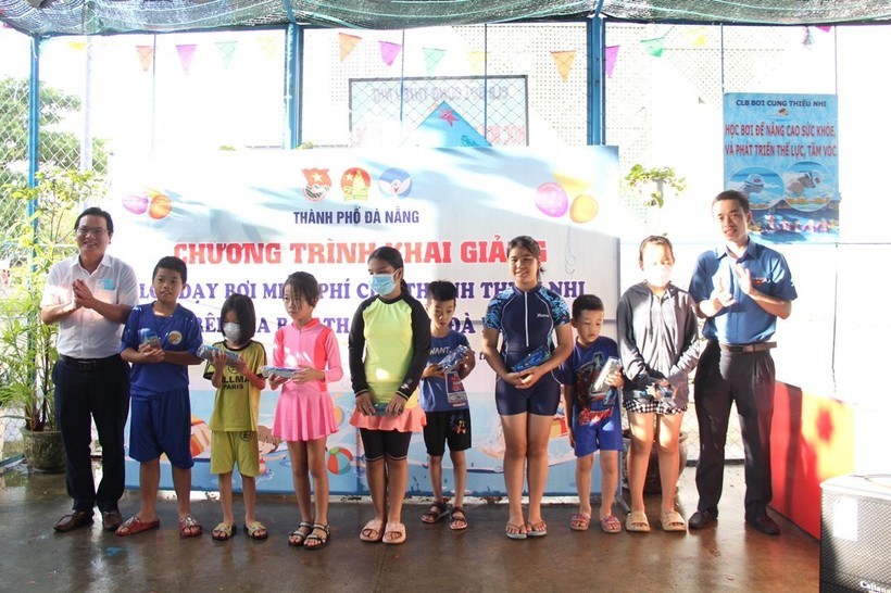 Đà Nẵng: Tổ chức các lớp dạy bơi miễn phí cho trẻ em Đà Nẵng: Tổ chức các lớp dạy bơi miễn phí cho trẻ em