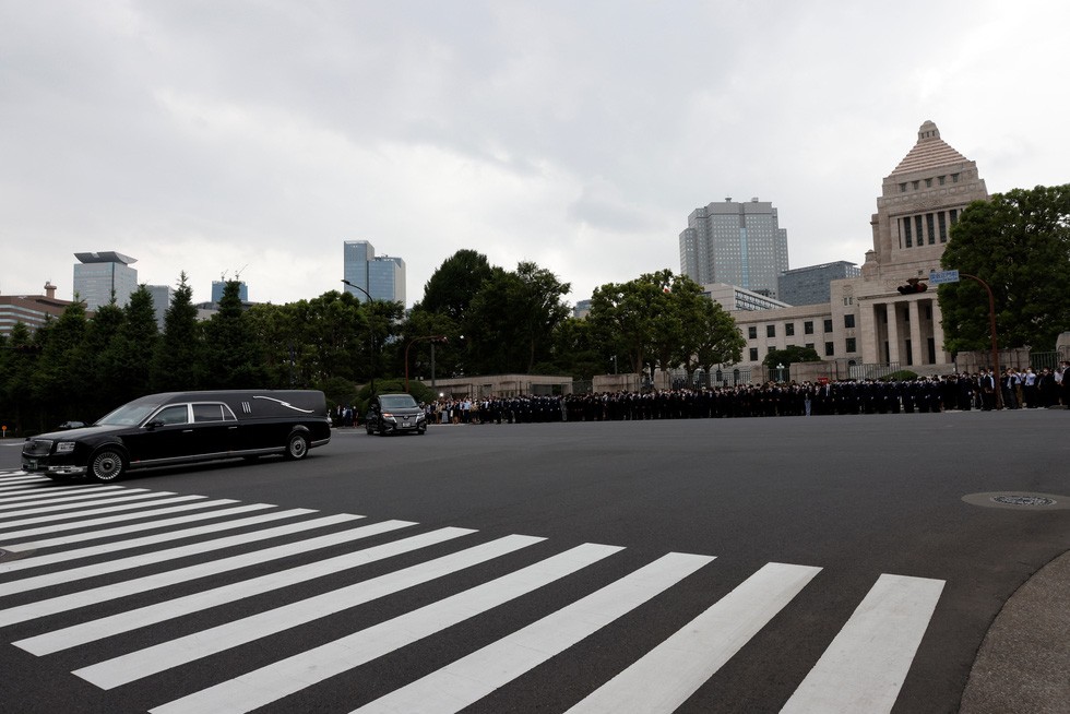 Xe chở linh cữu của cố Thủ tướng Nhật Bản Abe Shinzo đi qua trước tòa nhà Quốc hội Nhật Bản ở Tokyo ngày 12-7 - Ảnh: REUTERS Xe chở linh cữu của cố Thủ tướng Nhật Bản Abe Shinzo đi qua trước tòa nhà Quốc hội Nhật Bản ở Tokyo ngày 12-7 - Ảnh: REUTERS