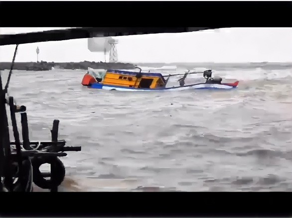 Ghe lưới ghẹ bị chìm ở khu vực của sông Dương Đông (TP Phú Quốc), cứu vớt được 5 người, hiện 2 người còn lại mất tích (Ảnh: Cắt clip trên facebook Ghe lưới ghẹ bị chìm ở khu vực của sông Dương Đông (TP Phú Quốc), cứu vớt được 5 người, hiện 2 người còn lại mất tích (Ảnh: Cắt clip trên facebook