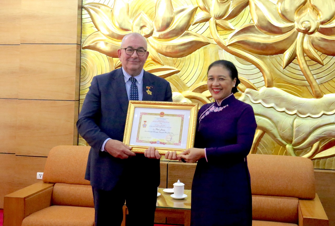 Trao tặng Kỷ niệm chương “Vì hòa bình, hữu nghị giữa các dân tộc” cho Đại sứ Bỉ tại Việt Nam Trao tặng Kỷ niệm chương “Vì hòa bình, hữu nghị giữa các dân tộc” cho Đại sứ Bỉ tại Việt Nam