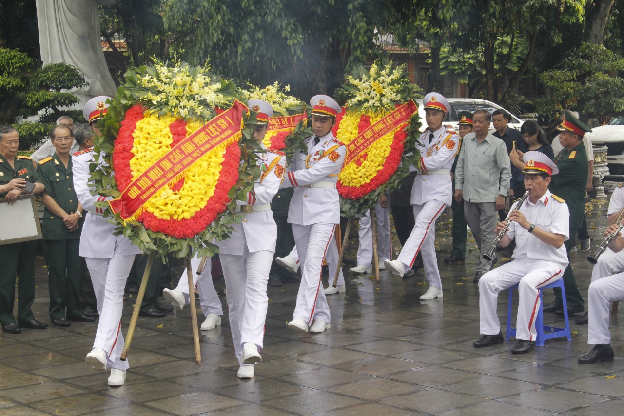 Đoàn đại biểu vào dâng hương, dâng hoa tưởng nhớ, tri ân các anh hùng liệt sĩ (Ảnh: Thành Luân). Đoàn đại biểu vào dâng hương, dâng hoa tưởng nhớ, tri ân các anh hùng liệt sĩ (Ảnh: Thành Luân).