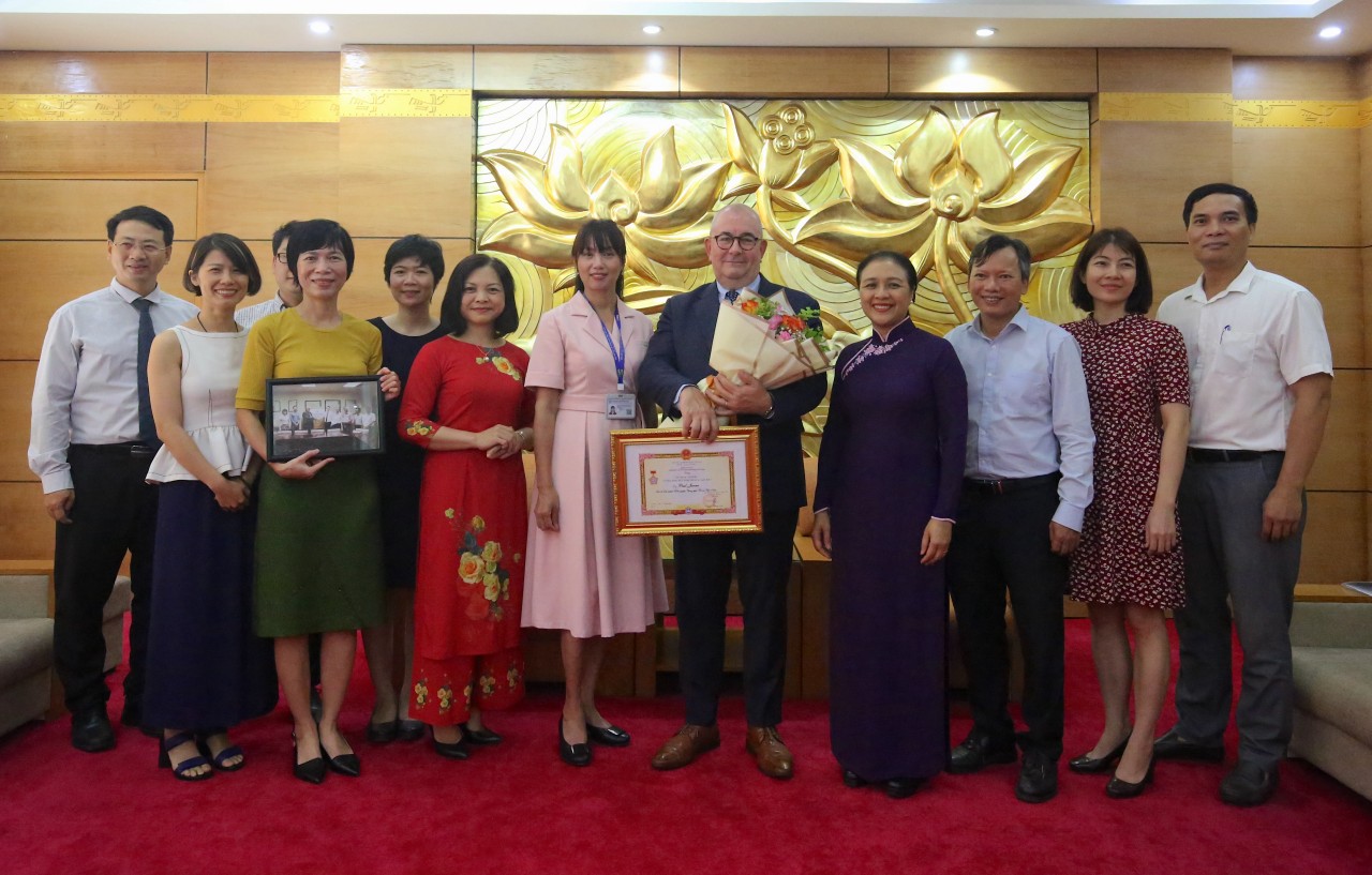 Trao tặng Kỷ niệm chương “Vì hòa bình, hữu nghị giữa các dân tộc” cho Đại sứ Bỉ tại Việt Nam Trao tặng Kỷ niệm chương “Vì hòa bình, hữu nghị giữa các dân tộc” cho Đại sứ Bỉ tại Việt Nam