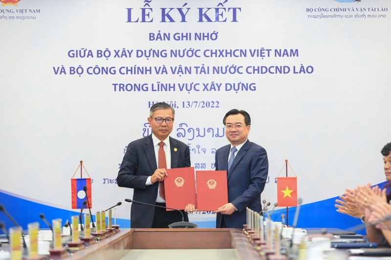 Bộ trưởng Xây dựng Nguyễn Thanh Nghị (bên phải) và Bộ trưởng Công chính và Vận tải Lào Viengsavath Siphandone ký bản ghi nhớ hợp tác giữa hai Bộ. (Ảnh: Thành Đạt)