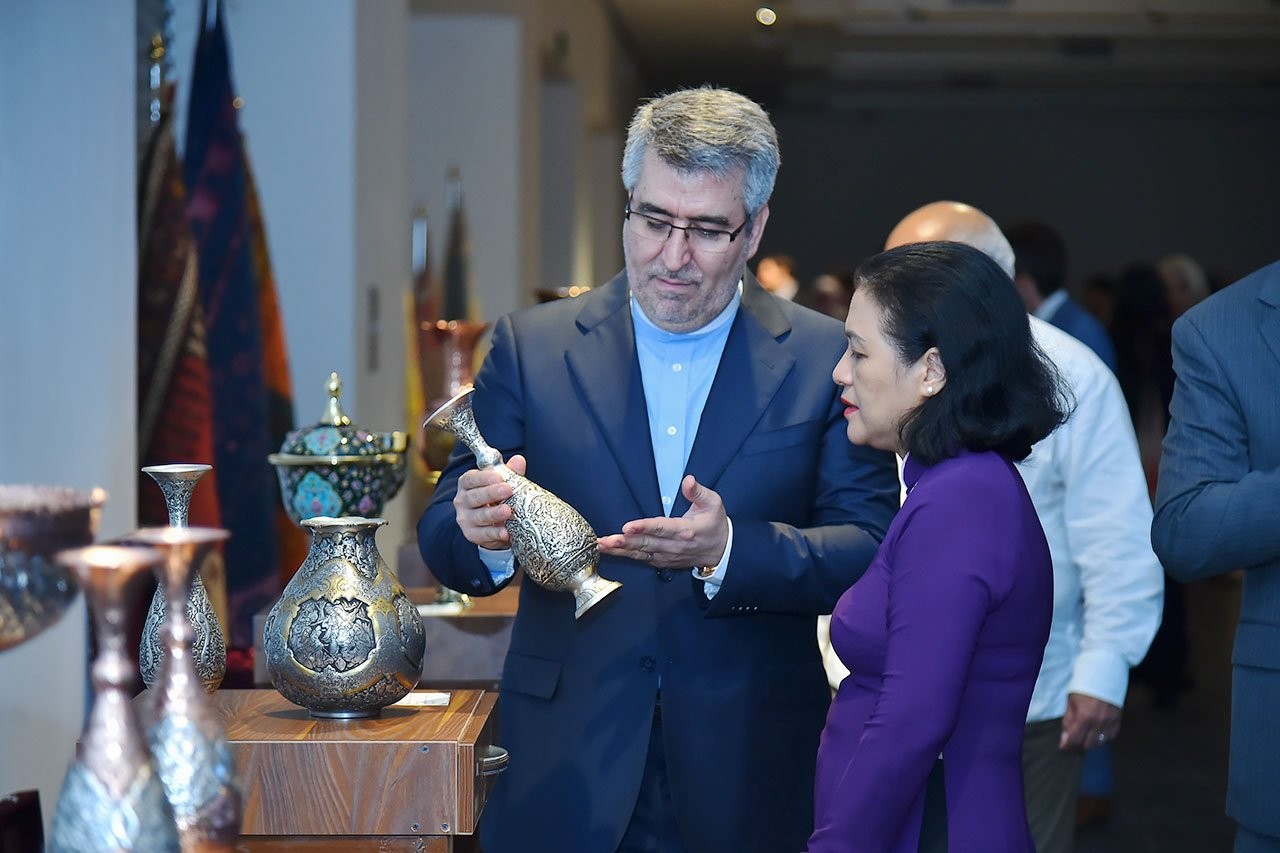 Đại sứ Iran Ali Akbar Nazari giới thiệu các sản phẩm thủ công mỹ nghệ tinh xảo của Iran với Chủ tịch Liên hiệp các tổ chức hữu nghị Việt Nam Nguyễn Phương Nga (Ảnh: Anh Sơn). Đại sứ Iran Ali Akbar Nazari giới thiệu các sản phẩm thủ công mỹ nghệ tinh xảo của Iran với Chủ tịch Liên hiệp các tổ chức hữu nghị Việt Nam Nguyễn Phương Nga (Ảnh: Anh Sơn).