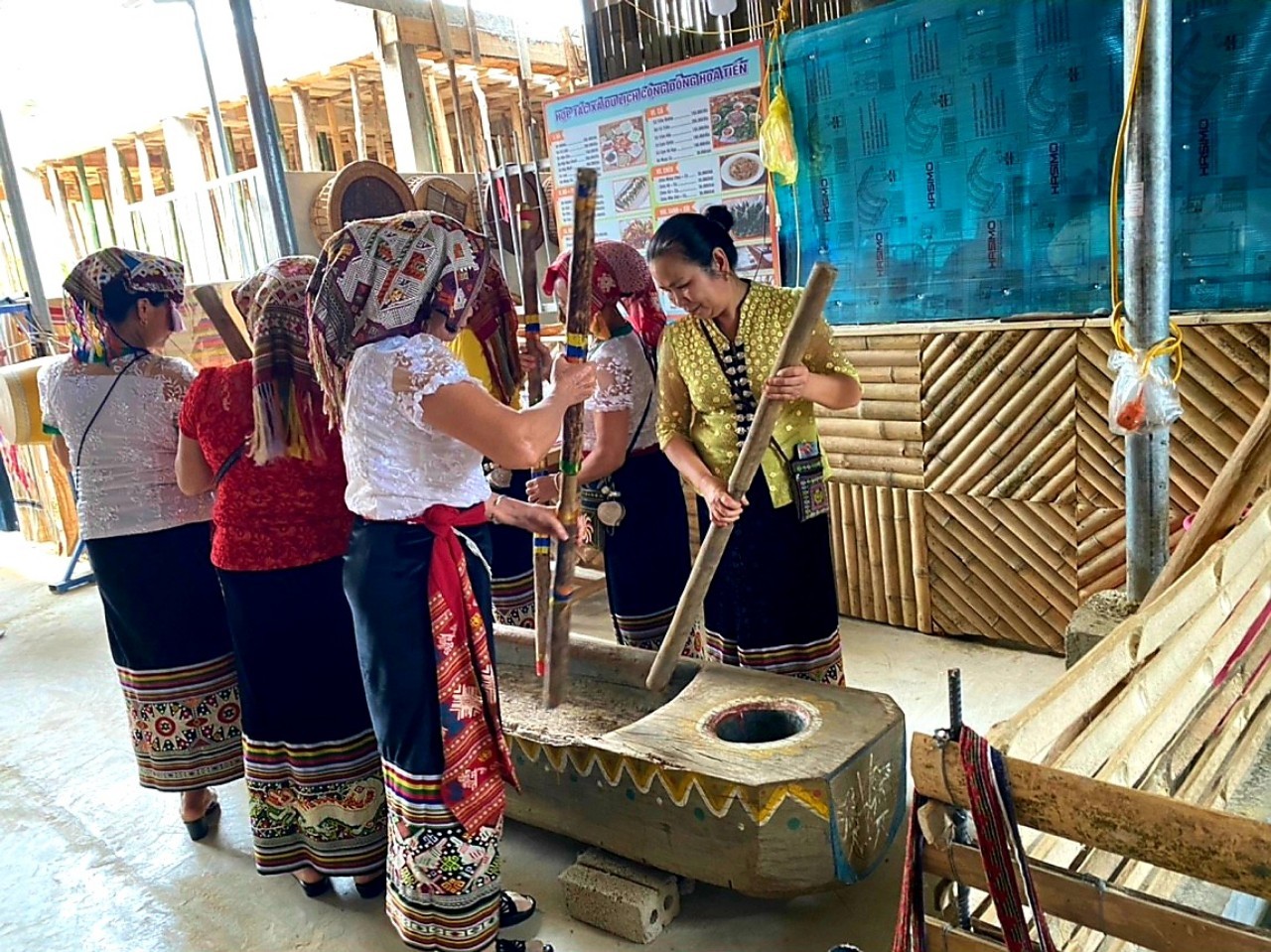 Nghệ An hỗ trợ hơn 2,1 tỷ đồng phát triển du lịch cộng đồng cho 04 huyện, 04 bản và 12 hộ gia đình Nghệ An hỗ trợ hơn 2,1 tỷ đồng phát triển du lịch cộng đồng cho 04 huyện, 04 bản và 12 hộ gia đình