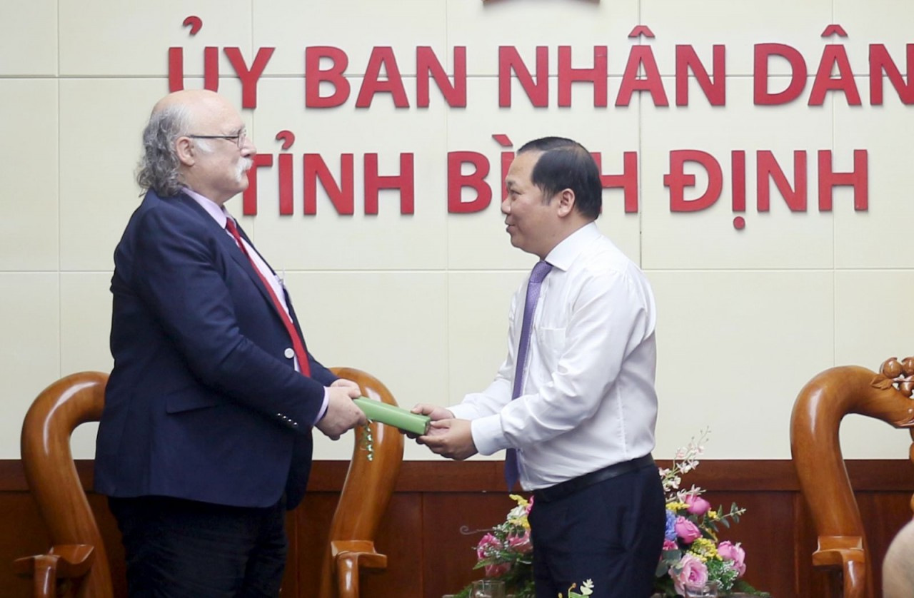 Lãnh đạo tỉnh Bình Định gặp gỡ, tiếp các giáo sư, nhà khoa học nước ngoài Lãnh đạo tỉnh Bình Định gặp gỡ, tiếp các giáo sư, nhà khoa học nước ngoài