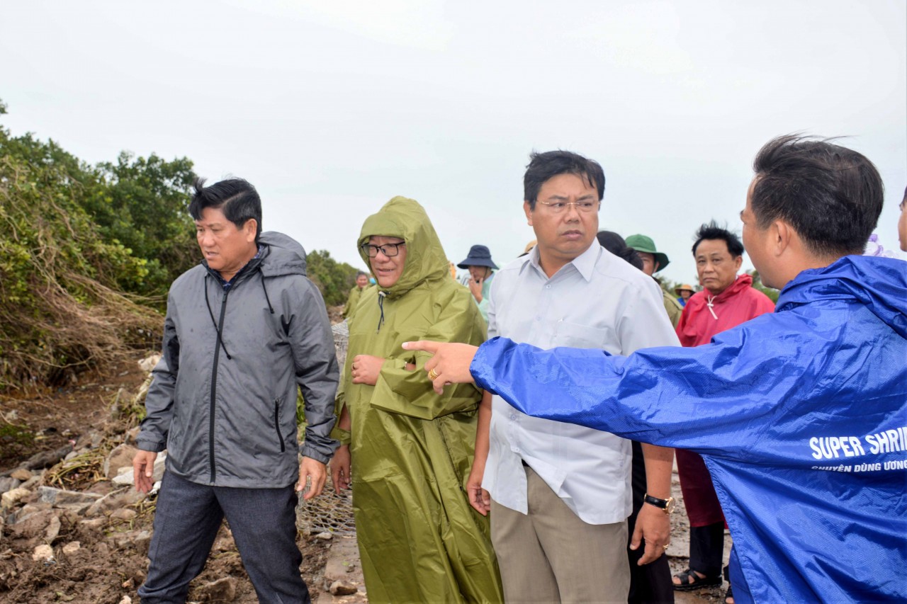Cà Mau: Hơn 100 m đê biển Tây bị sạt lở Cà Mau: Hơn 100 m đê biển Tây bị sạt lở