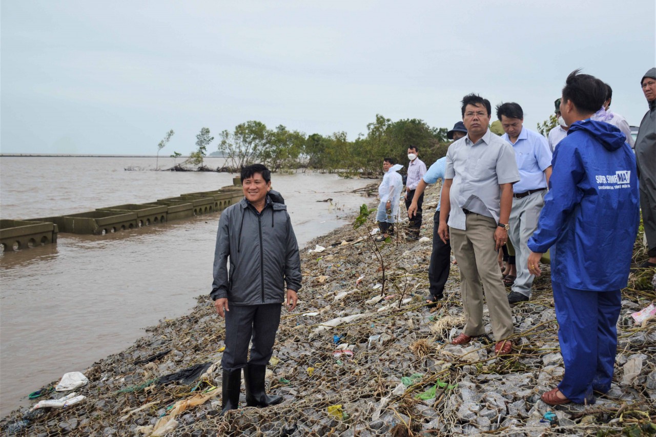Cà Mau: Hơn 100 m đê biển Tây bị sạt lở Cà Mau: Hơn 100 m đê biển Tây bị sạt lở