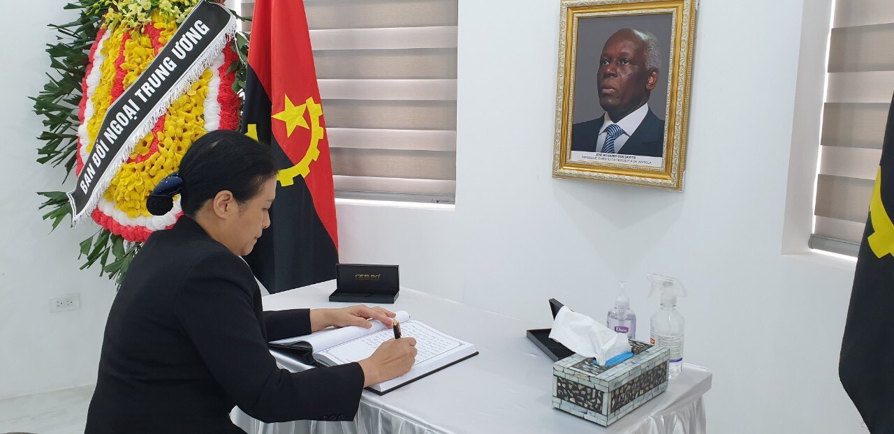 Đại sứ Nguyễn Phương Nga ghi sổ tang tưởng niệm cựu Tổng thống Angola José Eduardo dos Santos (Ảnh: VUFO). Đại sứ Nguyễn Phương Nga ghi sổ tang tưởng niệm cựu Tổng thống Angola José Eduardo dos Santos (Ảnh: VUFO).