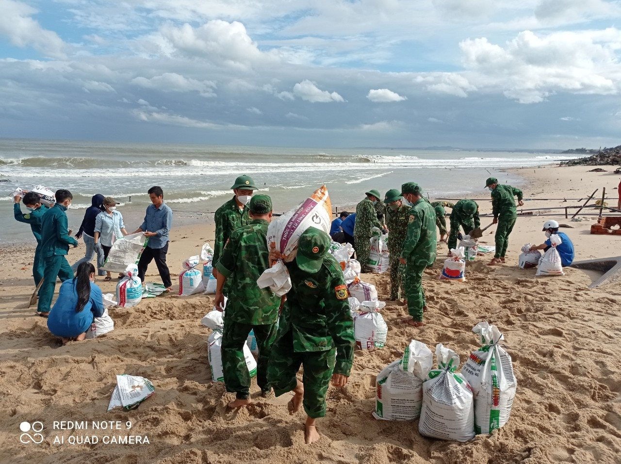 Cán bộ, chiến sĩ BĐBP cùng chính quyền, người dân địa phương đắp bao cát vào các vị trí bị biển xâm thực khoét sâu. Cán bộ, chiến sĩ BĐBP cùng chính quyền, người dân địa phương đắp bao cát vào các vị trí bị biển xâm thực khoét sâu.