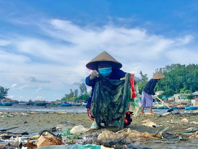 Quảng Ngãi: Bộ Tư lệnh vùng Cảnh sát biển 2 cùng người dân thu gom rác tại cửa biển Sa Cần