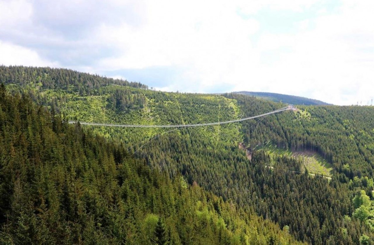 Amazing Record-Breaking Bridges over the World Amazing Record-Breaking Bridges over the World