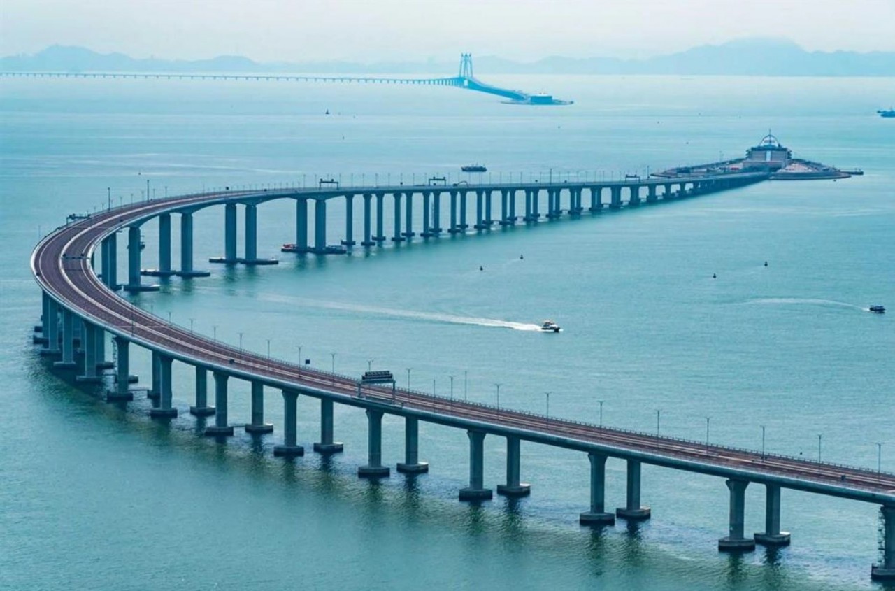 Amazing Record-Breaking Bridges over the World Amazing Record-Breaking Bridges over the World