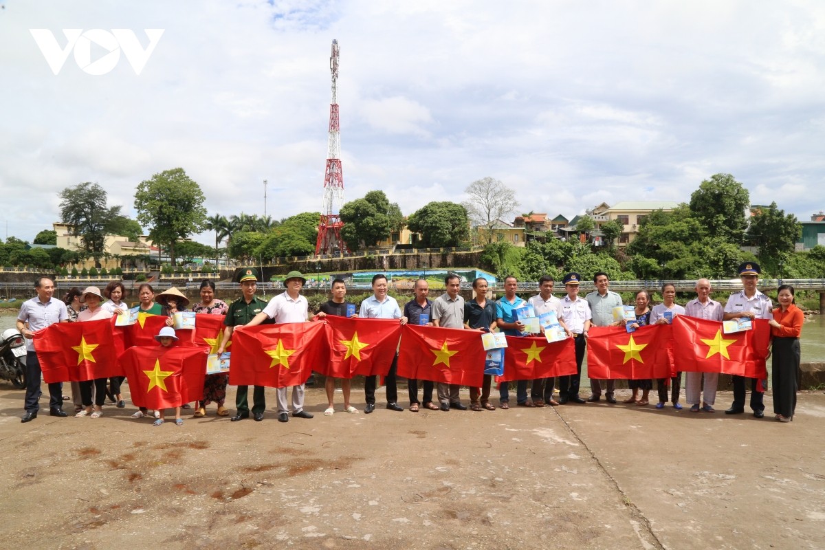 Biên phòng Quảng Ninh tặng quà, phổ biến luật cho ngư dân bám biển Biên phòng Quảng Ninh tặng quà, phổ biến luật cho ngư dân bám biển