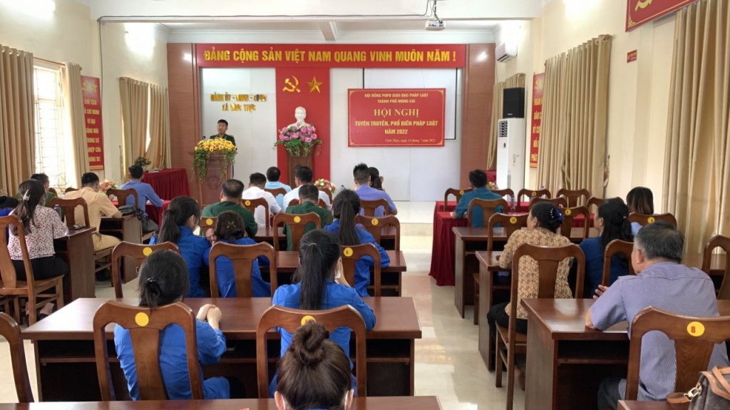 Biên phòng Quảng Ninh tặng quà, phổ biến luật cho ngư dân bám biển Biên phòng Quảng Ninh tặng quà, phổ biến luật cho ngư dân bám biển