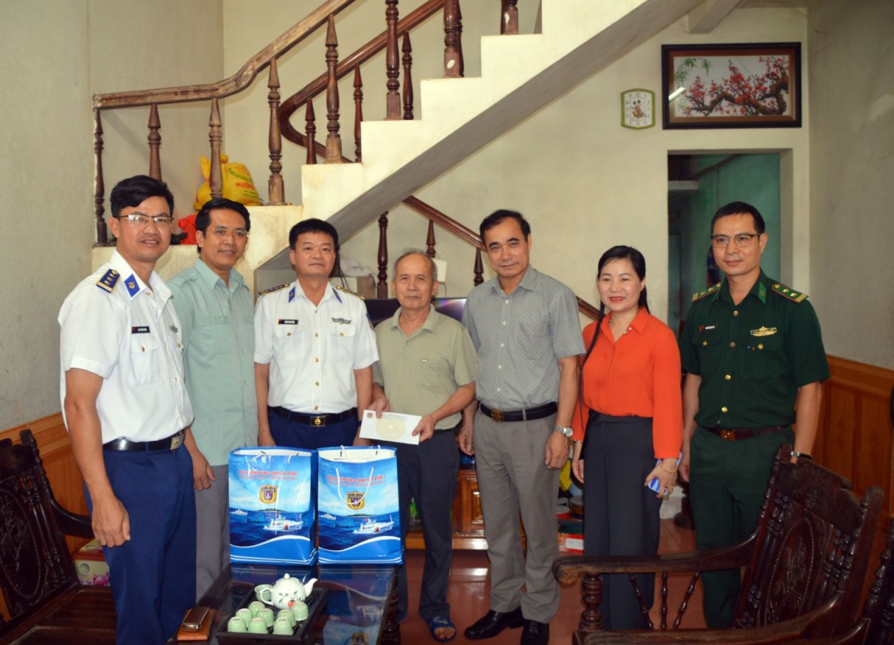 Vùng Cảnh sát biển 1 đồng hành với ngư dân Quảng Ninh - Biển đảo 24h Vùng Cảnh sát biển 1 đồng hành với ngư dân Quảng Ninh - Biển đảo 24h