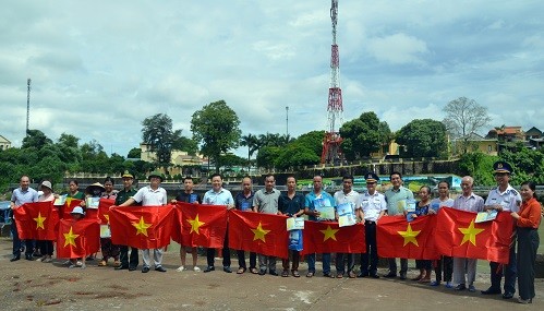 Vùng Cảnh sát biển 1 đồng hành với ngư dân Quảng Ninh - Biển đảo 24h Vùng Cảnh sát biển 1 đồng hành với ngư dân Quảng Ninh - Biển đảo 24h