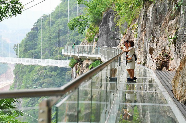 Amazing Record-Breaking Bridges over the World Amazing Record Breaking Bridges over the World