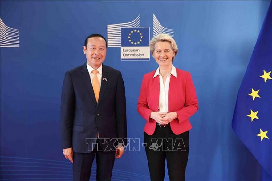 Ambassador and Head of the Vietnam Delegation to the European Union (EU) Nguyen Van Thao (L) and President of the European Commission Ursula von der Leyen. Photo: VNA Ambassador and Head of the Vietnam Delegation to the European Union (EU) Nguyen Van Thao (L) and President of the European Commission Ursula von der Leyen. Photo: VNA