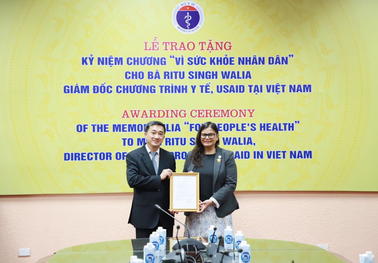 Tặng kỷ niệm chương cho bà Ritu Singh Walia vì đóng góp trong chăm sóc sức khỏe nhân dân Việt Nam Tặng kỷ niệm chương cho bà Ritu Singh Walia vì đóng góp trong chăm sóc sức khỏe nhân dân Việt Nam
