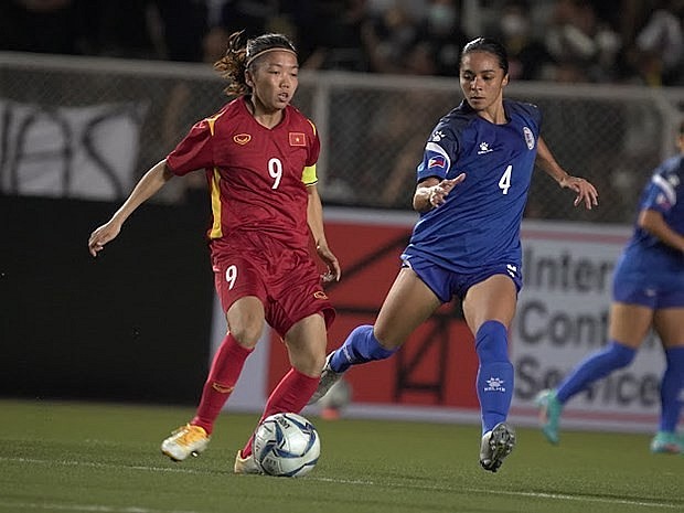 Captain Huynh Nhu of Vietnam (L) and a Filipino player. Photo: VFF Captain Huynh Nhu of Vietnam (L) and a Filipino player. Photo: VFF