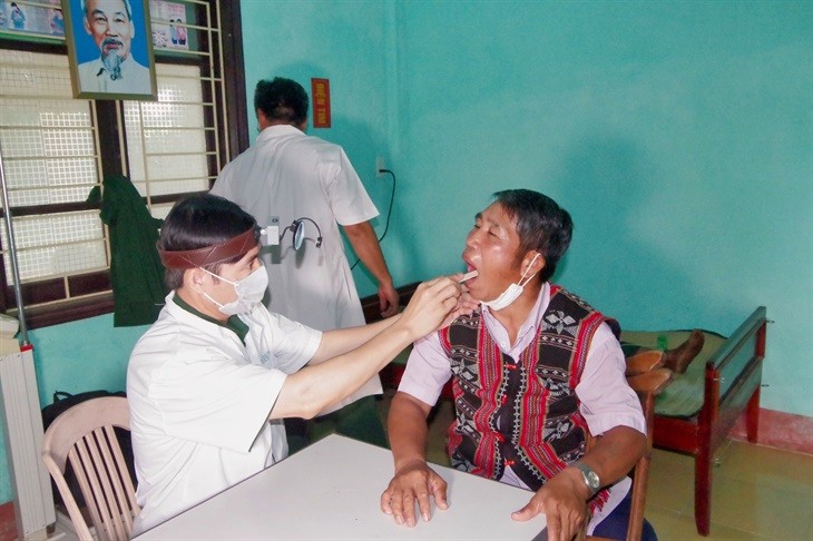 Khám, tư vấn sức khỏe và phát thuốc miễn phí cho bà con biên giới Khám, tư vấn sức khỏe và phát thuốc miễn phí cho bà con biên giới