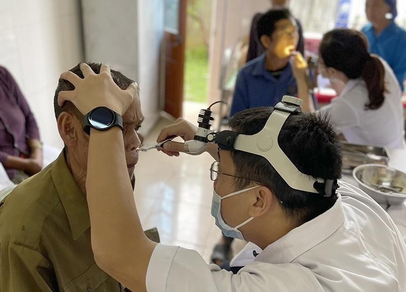 Khám, tư vấn sức khỏe và phát thuốc miễn phí cho bà con biên giới Khám, tư vấn sức khỏe và phát thuốc miễn phí cho bà con biên giới