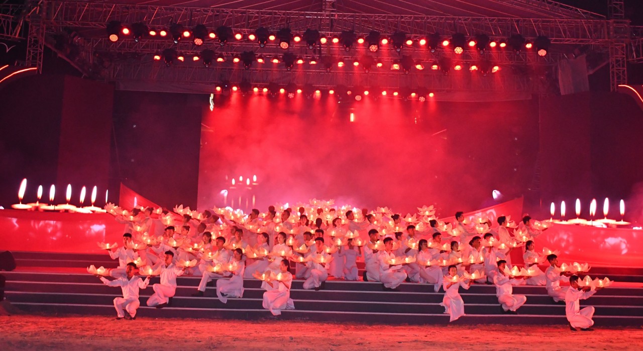 Chương trình nghệ thuật đặc biệt “Côn Đảo - Sáng mãi bản anh hùng ca” | Văn hóa | Vietnam+ (VietnamPlus) Chương trình nghệ thuật đặc biệt “Côn Đảo - Sáng mãi bản anh hùng ca” | Văn hóa | Vietnam+ (VietnamPlus)