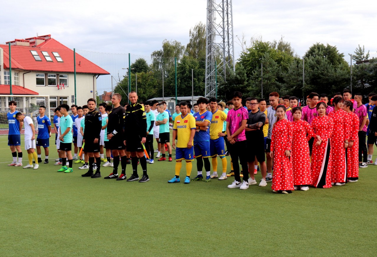Người Việt tại Ba Lan khai mạc giải bóng đá Cộng đồng hè 2022 Người Việt tại Ba Lan khai mạc giải bóng đá Cộng đồng hè 2022