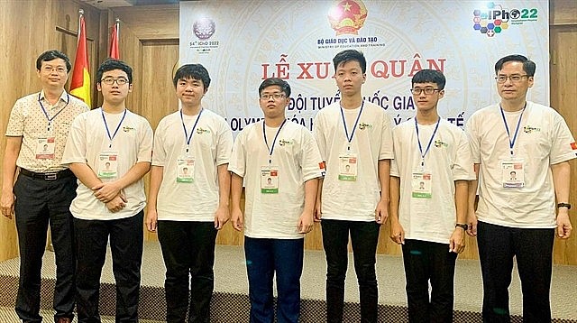 The five high school students of the Việt Nam National Team participating in the 2022 International Physics Olympiad (IPhO 2022). Photo: VNS The five high school students of the Việt Nam National Team participating in the 2022 International Physics Olympiad (IPhO 2022). Photo: VNS