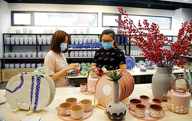 Visitors at Bat Trang pottery village in Hanoi. Photo: VNA Visitors at Bat Trang pottery village in Hanoi. Photo: VNA