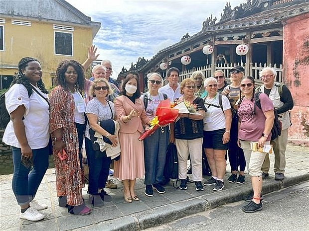 A group of American tourists visit the ancient town of Hoi An in central Quang Nam province. Illustration. Photo: VNA A group of American tourists visit the ancient town of Hoi An in central Quang Nam province. Illustration. Photo: VNA