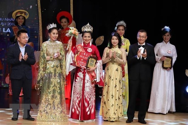 Vietnamese Ao Dai to Leave Beautiful Impressions amongst European Friends Vietnamese Ao Dai Stuns European Audiences