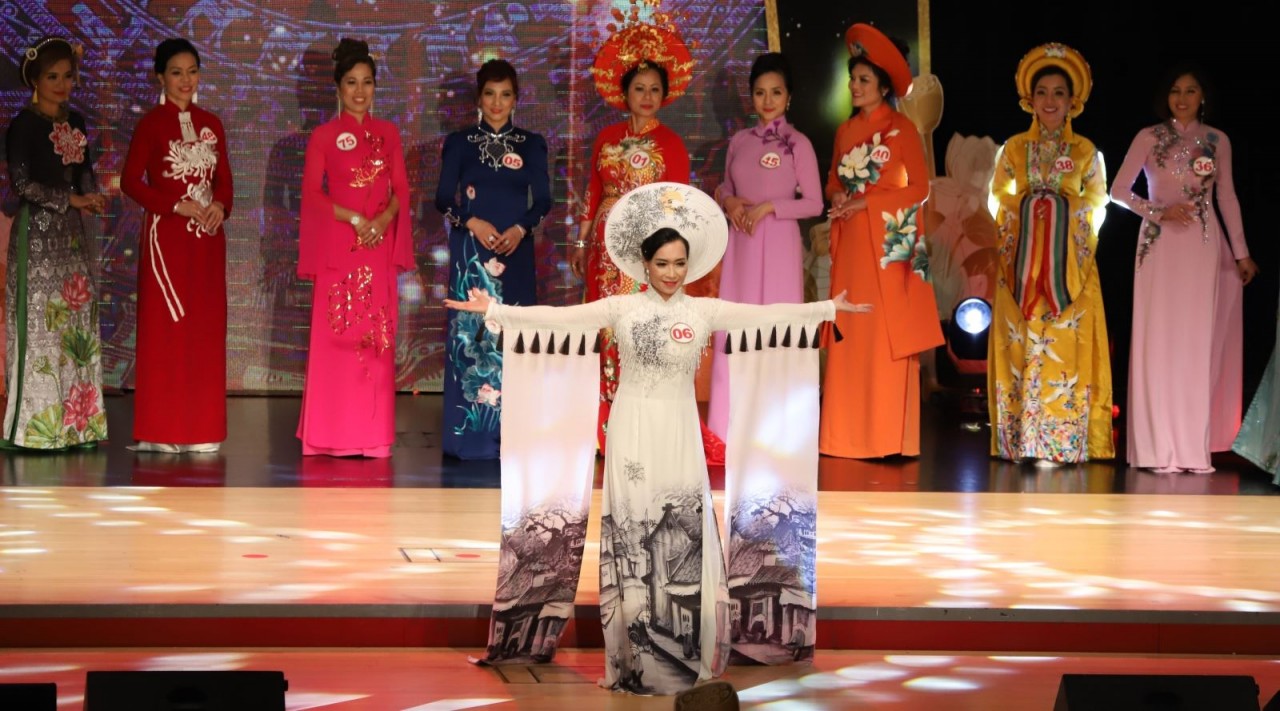 Vietnamese Ao Dai to Leave Beautiful Impressions amongst European Friends Vietnamese Ao Dai Stuns European Audiences