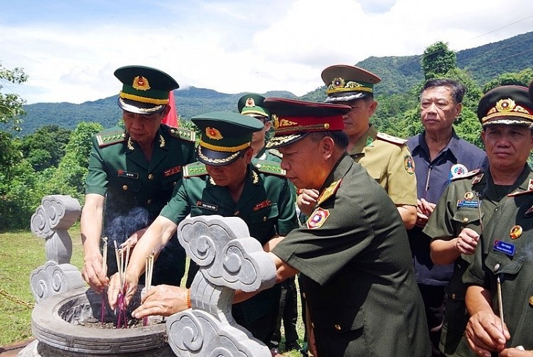 Đoàn cán bộ Bộ Chỉ huy BĐBP tỉnh và Bộ Chỉ huy Quân sự, Công an, cán bộ địa phương tỉnh Khăm Muộn (Lào) dâng hương tại Bia tưởng niệm các Anh hùng liệt sĩ thanh niên xung phong Việt Nam - Lào. Ảnh: Đặng Hà/quangbinh.gov.vn
