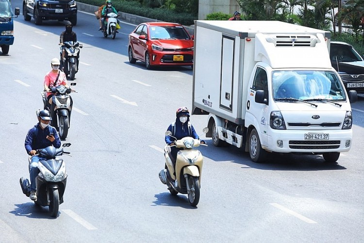 Dự báo thời tiết Hà Nội ngày mai (18/7), có nơi nắng nóng gay gắt với nhiệt độ cao nhất phổ biến 35-37 độ, có nơi trên 37 độ. (Nguồn: TTXVN)