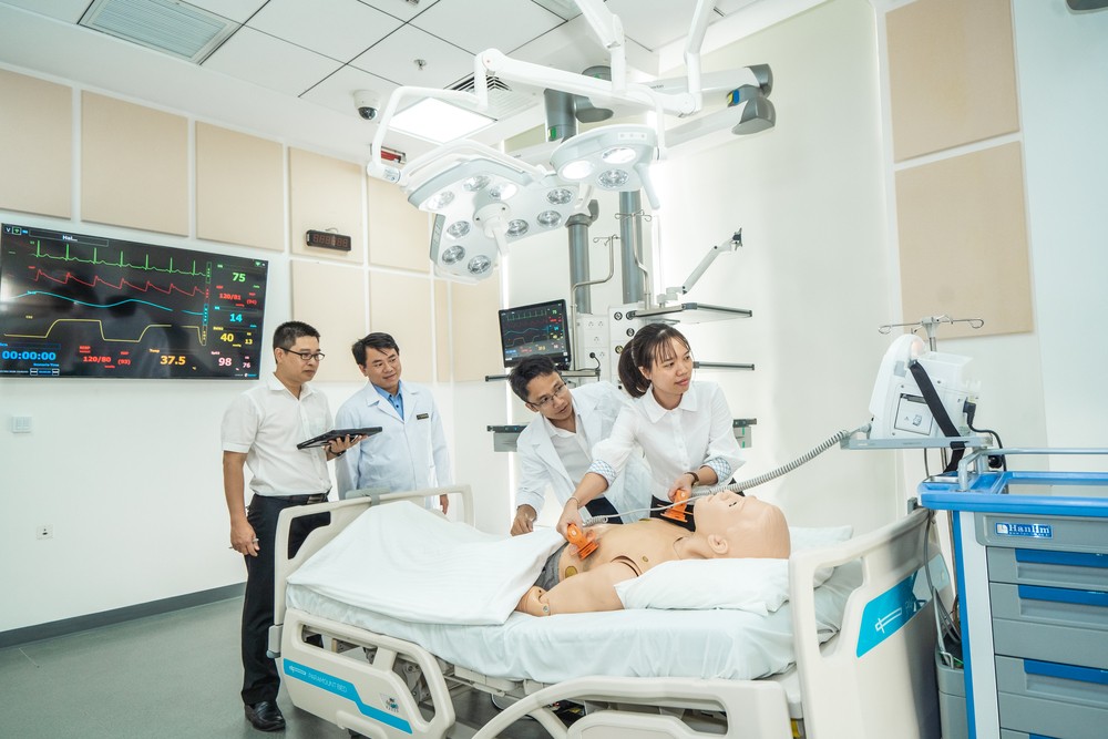 Sinh viên VinUni đang thực hành tại Trung tâm mô phỏng Y khoa dưới sự hướng dẫn của các Giáo sư. Sinh viên VinUni đang thực hành tại Trung tâm mô phỏng Y khoa dưới sự hướng dẫn của các Giáo sư.