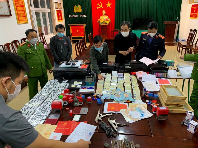 Hơn 100 mẫu con dấu cùng hàng ngàn các loại giấy tờ, chứng từ được các đối tượng làm giả.