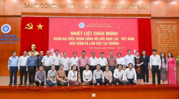 Quan tâm giúp đỡ lưu học sinh - 