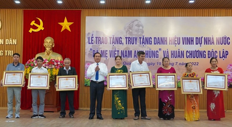 Trao tặng 26 danh hiệu Trao tặng 26 danh hiệu