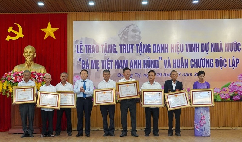 Trao tặng 26 danh hiệu Trao tặng 26 danh hiệu