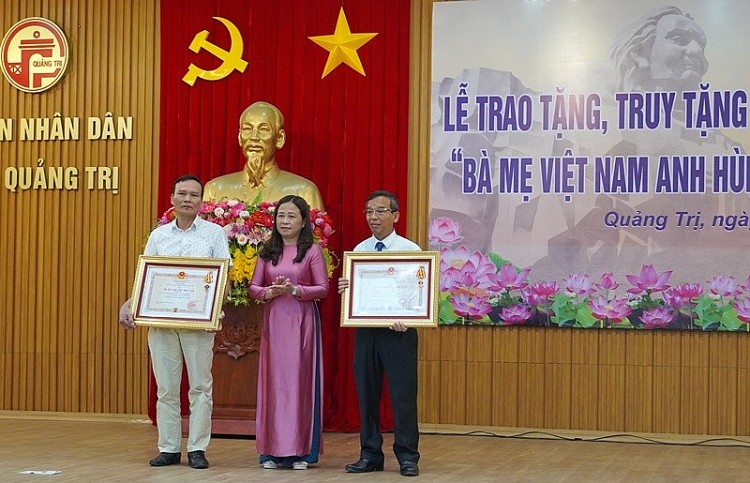 Quảng Trị tổ chức trao tặng và truy tặng danh hiệu cho 26 Trao tặng 26 danh hiệu