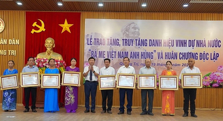 Quảng Trị tổ chức trao tặng và truy tặng danh hiệu cho 26 Trao tặng 26 danh hiệu