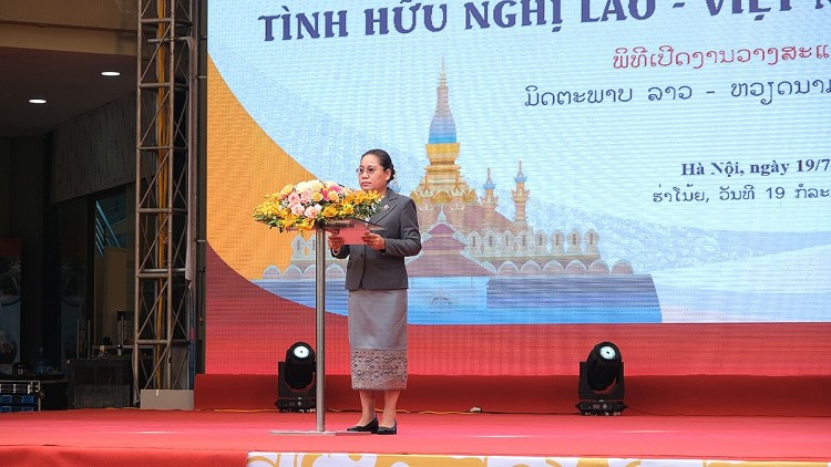 Bộ trưởng Bộ Thông tin, Văn hóa và Du lịch Lào Suansavanh Viyaketh phát biểu khai mạc Triển lãm. Bộ trưởng Bộ Thông tin, Văn hóa và Du lịch Lào Suansavanh Viyaketh phát biểu khai mạc Triển lãm.