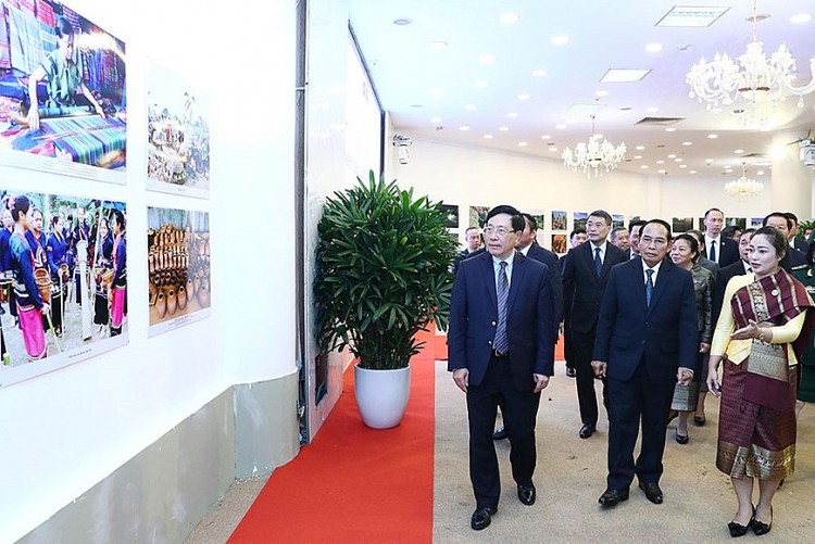 Các đại biểu tham quan triển lãm. Các đại biểu tham quan triển lãm.