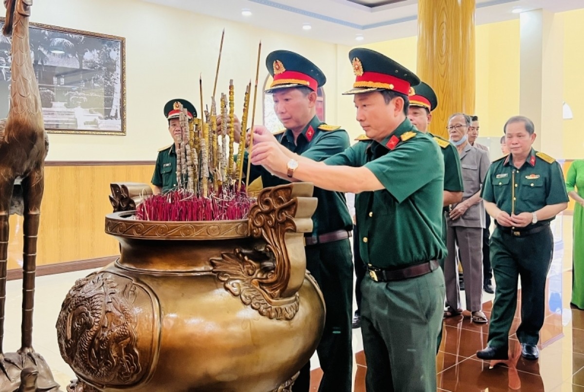 Các đại biểu thực hiện nghi thực dâng hương tại Đền thờ Chủ tịch Hồ Chí Minh bên trong Bảo tàng Quân khu 9.. Các đại biểu thực hiện nghi thực dâng hương tại Đền thờ Chủ tịch Hồ Chí Minh bên trong Bảo tàng Quân khu 9..